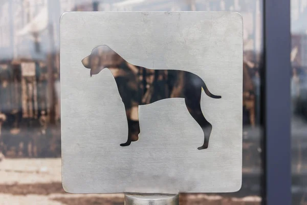 Shopping mall yakınındaki sahibin bekliyorum köpekler için işareti koyun. Konsept: Emanet, hukuk, bağlılık.
