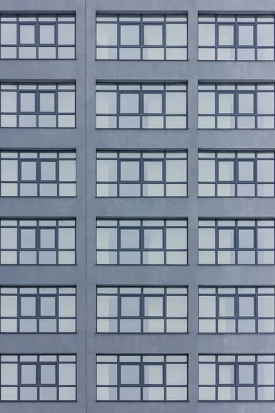 Tmavě šedá fasáda budovy s šedou velkými okny. Apartmánový dům. Rodina. Nemovitosti — Stock fotografie