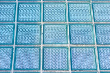 Dekoratif ve parlak cam blok mavi bir doku olarak veya arka plan için pencerede. Duvara. Geometrik arka plan.