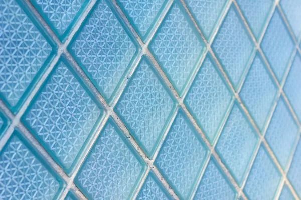 Dekoratif ve parlak cam blok mavi bir doku olarak veya arka plan için pencerede. Duvara. Geometrik arka plan. — Stok fotoğraf