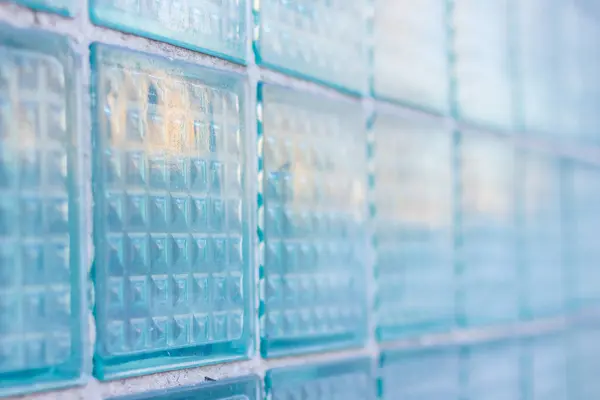 Ventana de cristal decorativa y brillante en azul como textura o como fondo. La pared. Fondo geométrico . — Foto de Stock