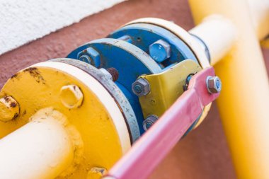 gaz kapısı, sarı kapak ve sarı boru.