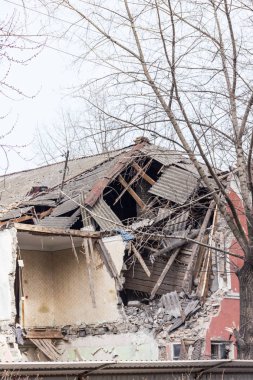 İhmal edilen ve terk edilmiş bina çöp ile. Dezavantajlı alanları. Evsiz insanlar.
