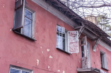 İhmal edilen ve terk edilmiş bina çöp ile. Dezavantajlı alanları. Evsiz insanlar.