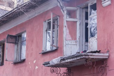 İhmal edilen ve terk edilmiş bina çöp ile. Dezavantajlı alanları. Evsiz insanlar.