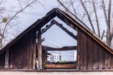 Çatı Neglected ve çöp ile terk edilmiş binada. Dezavantajlı alanları. Evsiz insanlar.