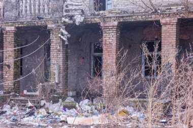 İhmal edilen ve terk edilmiş bina çöp ile. Disadvanta