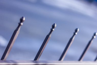 Metal Dövme çit bahçesinde bulunan topları ve sivri.