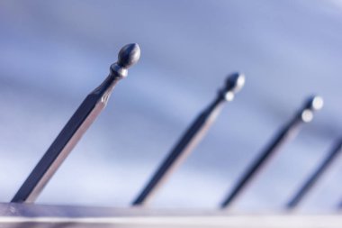 Metal Dövme çit bahçesinde bulunan topları ve sivri.