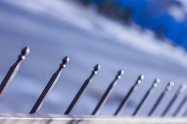 Metal Dövme çit bahçesinde bulunan topları ve sivri.