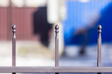 Metal Dövme çit bahçesinde bulunan topları ve sivri.