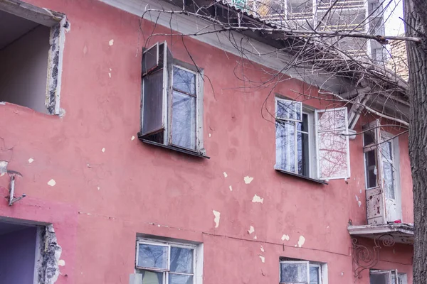 Neglected and abandoned building with garbage around. Disadvantaged areas. Homeless people. — Stock Photo, Image