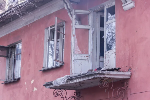 Edificio abandonado y abandonado con basura alrededor. Zonas desfavorecidas. Personas sin hogar . — Foto de Stock