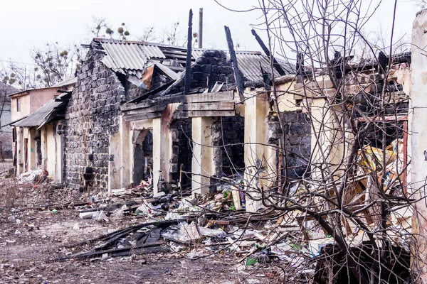 İhmal edilen ve terk edilmiş bina çöp ile. Dezavantajlı alanları. Evsiz insanlar.
