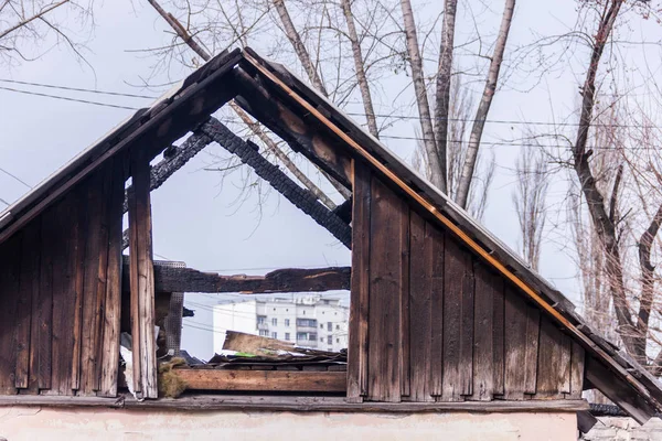 Roof of Neglected and abandoned building with garbage around. Disadvantaged areas. Homeless people. — Stock Photo, Image