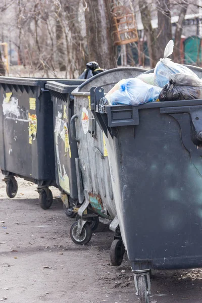 Basurero Rrey, reciclaje, basura y papeleras cerca de la construcción. Ba — Foto de Stock