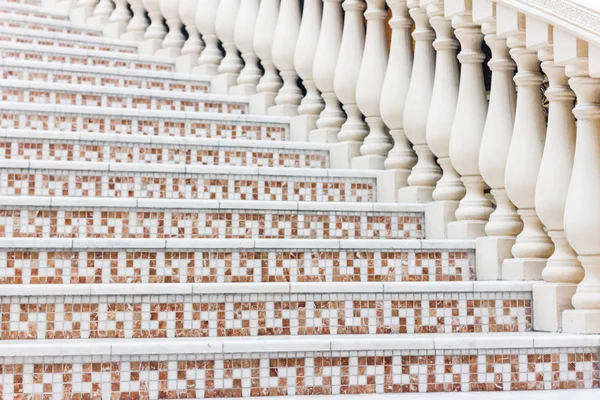 Escaliers blancs avec carrelage mosaïque avec balustres. Fragment intérieur abstrait d'architecture classique — Photo