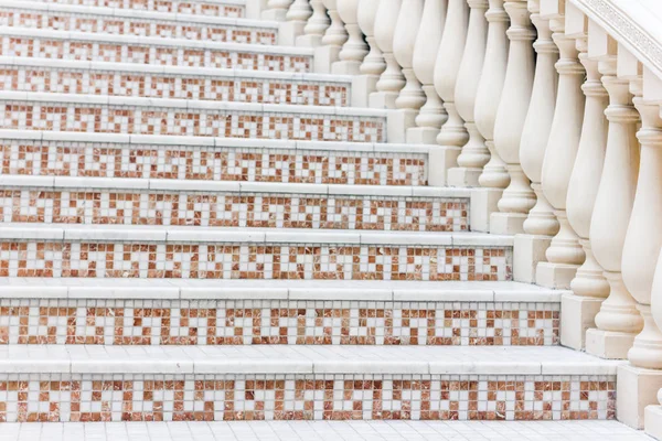 Escadas brancas com azulejo mosaico com balaústres. Arquitetura clássica abstrata fragmento interior — Fotografia de Stock