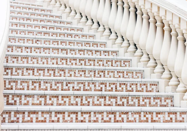 用马赛克铺成与栏杆的白色楼梯。抽象的古典建筑室内片段 — 图库照片