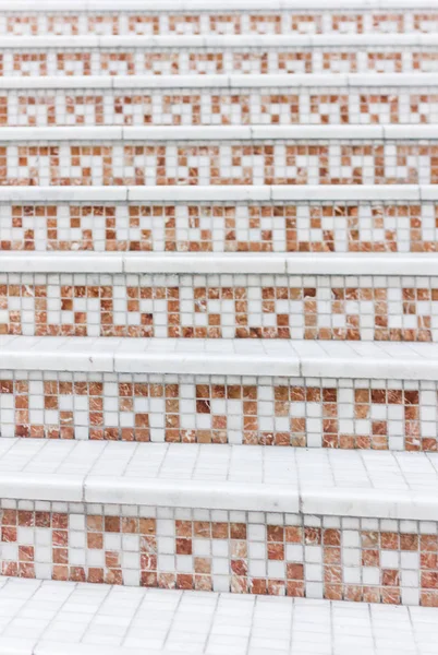 Белая лестница с мозаичной плиткой с баластерами. Абстрактный фрагмент интерьера классической архитектуры — стоковое фото