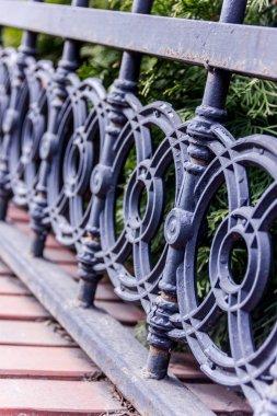 Sahte unsurları siyah metalik çit dikenli bahçesinde.