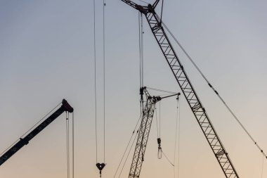 Kule Vinç gündoğumu inşaat alanında. Pergel