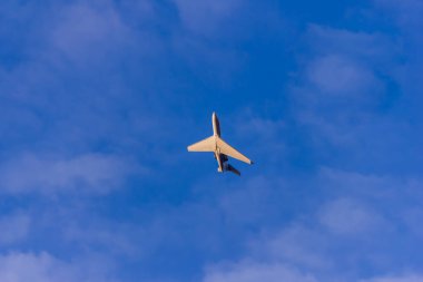 Beyaz yolcu uçağı mavi gökyüzü yolcu taşıma