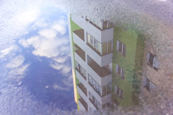 Casa de reflexão de água na poça. Apartamento edifício é refl — Fotografia de Stock