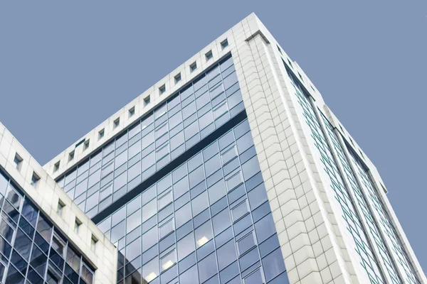 Bâtiment haut du centre de bureaux. Beaucoup de fenêtres en verre. Avec un ciel abstrait — Photo