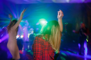 Kız onu geri ile dans pistinde dans ediyor. Çok renkli