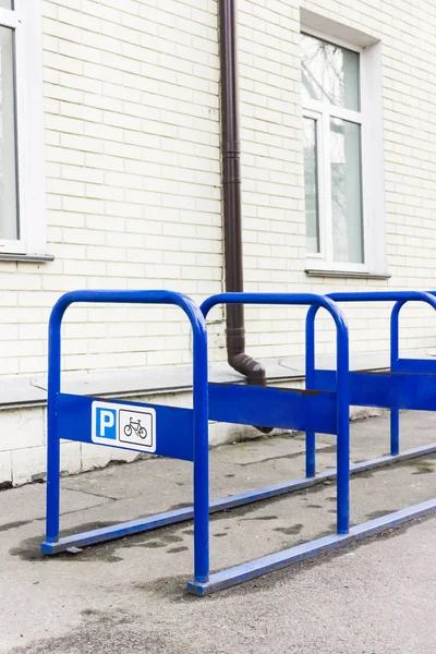 A metal bicycle park of blue color that stands in the city near — Stock Photo, Image