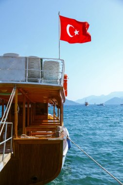 Kıyısındaki küçük bir tekne palamarla. Türkiye'de Marmaris