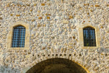 Windows bir kemer ile kalenin cephesinde. Kale 