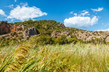 Kayalarda bulunan Likya mezar. Göl Köyceğiz. Kamışı 