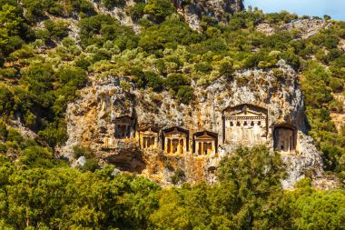 Kayalarda bulunan Likya mezar. Göl Köyceğiz. ShakiradovileİL