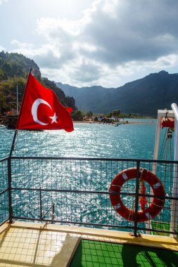 Türkiye'nin bayrak bir turist kuyruk Ege Denizi üzerinde yat 