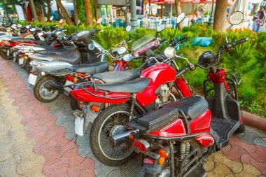 Scooter çok merkezi Marmaris'te, Türkiye'de park etmiş. 