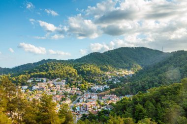 Marmaris, Türkiye'nin kenti. Güneşli bir gün. Bulutlu gökyüzü