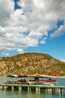 Bir turizm yat iskeleye duruyor. Akdeniz. Kaplumbağa 