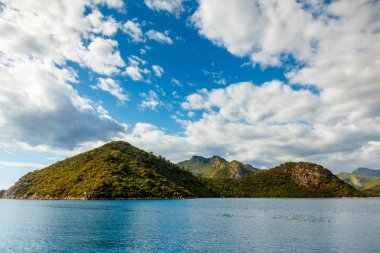Kayalık sahil ile Ege Denizi ağaçlarda. Büyük güzel beyaz cl