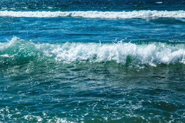 Üç renkli su büyük dalgalar ile Akdeniz'in. Yeşil