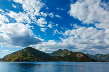 Kayalık sahil ile Ege Denizi ağaçlarda. Büyük güzel beyaz cl
