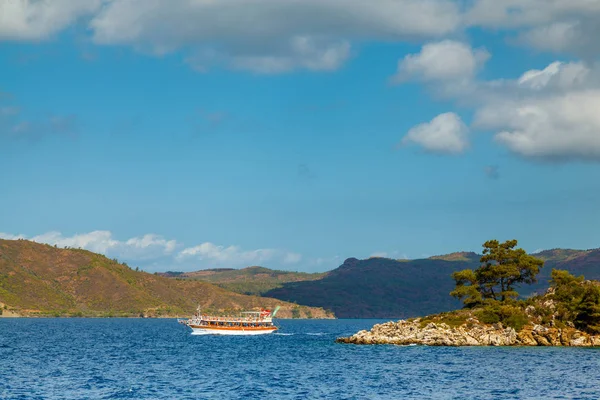 Le yacht flotte à proximité de la côte rocheuse avec des arbres dans l'Aegea — Photo