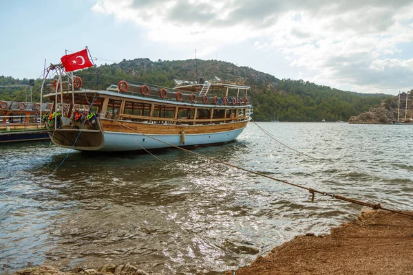 Μια τουριστική θαλαμηγός στέκεται κοντά στην ακτή. Κοντά στην παραλία Maiden Spi — Φωτογραφία Αρχείου