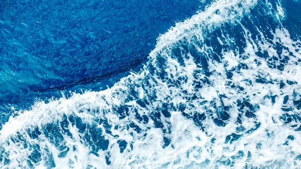 Blaues Wasser mit kleinen Wellen in der Ägäis. Abstraktion: zurück — Stockfoto