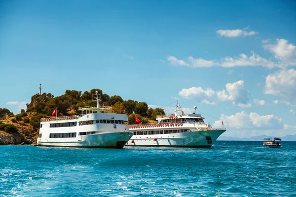 Un grande yacht turistici si trova vicino alla riva. Mar Mediterraneo, T — Foto Stock