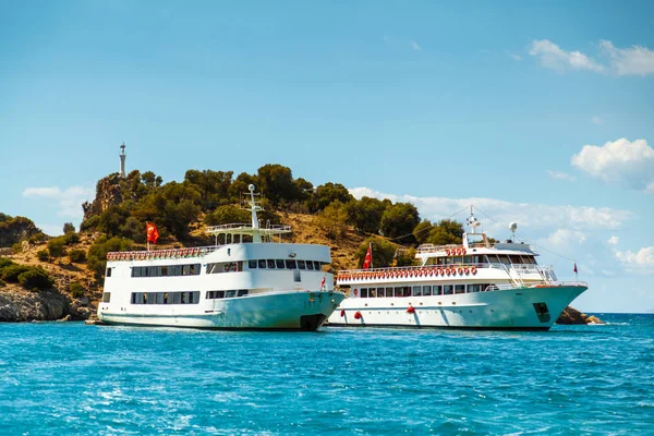 Büyük bir turist standları Yatlar yakınındaki kıyı. Akdeniz, T