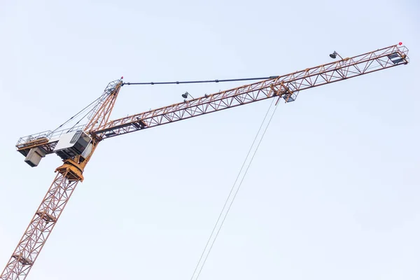 High tower crane against the sky — Stock Photo, Image