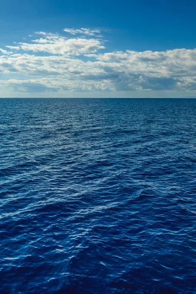 Bellissimo paesaggio marino nel Mar Egeo. Oceano blu. Il blu Fotografia Stock