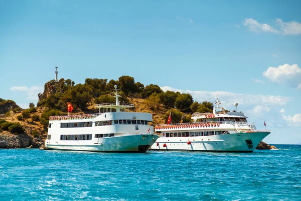 Un grande yacht turistici si trova vicino alla riva. Mar Mediterraneo, T Foto Stock Royalty Free